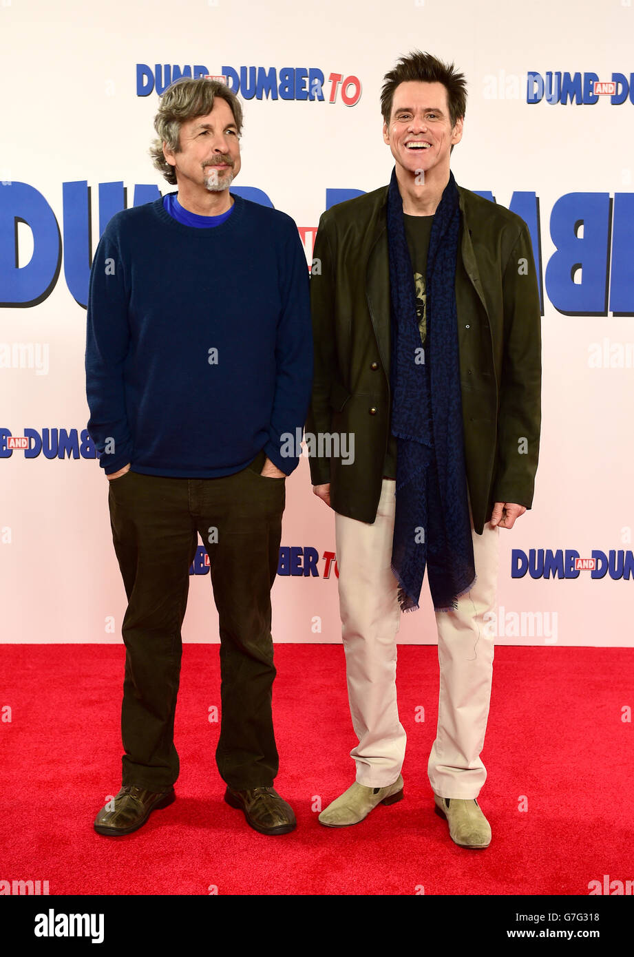 Jim Carrey mit Regisseur Peter Farrelly, als sie im Connaught Hotel in London eine Fotozelle für ihren neuen Film Dumb and Dumber To besuchen. Stockfoto