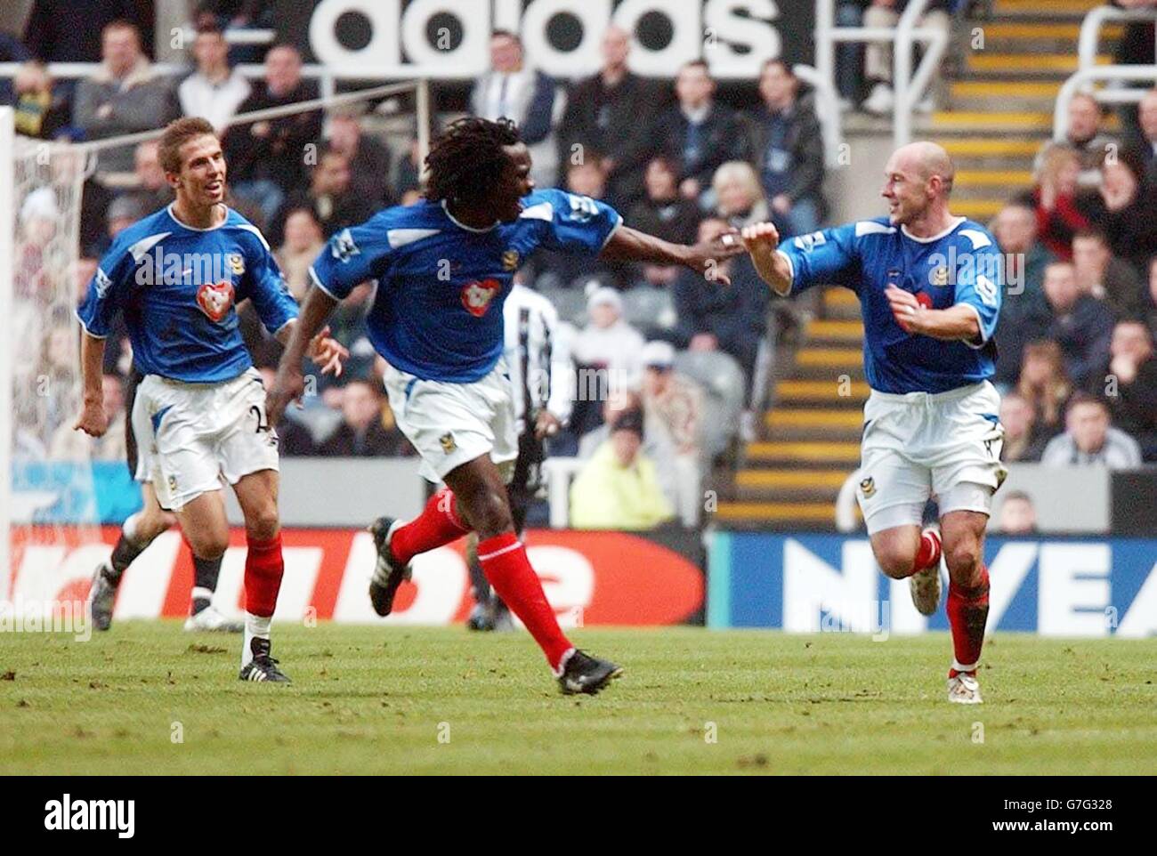 Steve Stone (R) von Portsmouth feiert seinen Ausgleich gegen Newcastle United mit Lavoy Primus während des Barclays Premiership-Spiels im St James' Park, Newcastle, Samstag, 11. Dezember 2004. Stockfoto