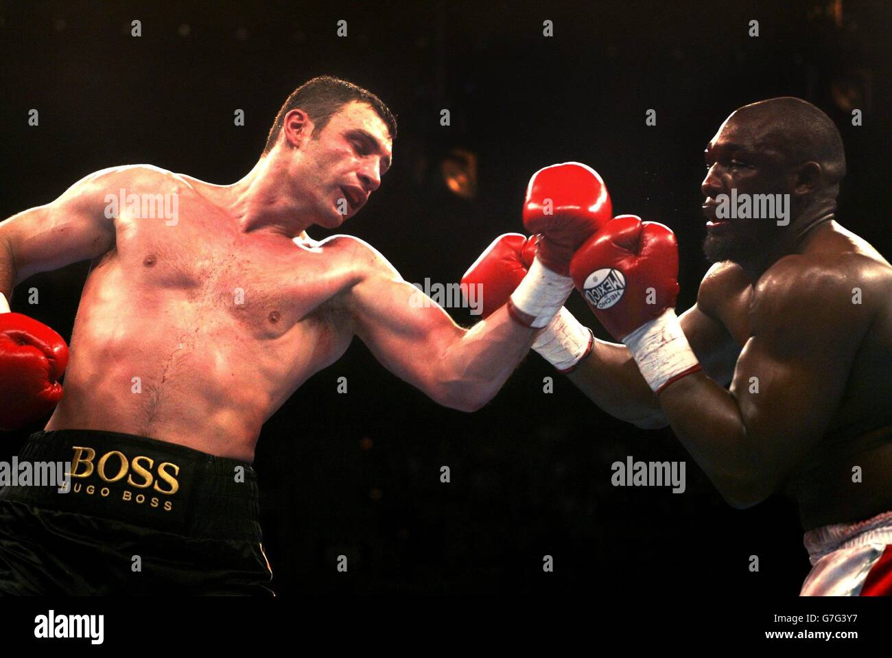 Der Brite Danny Williams (rechts) entzieht sich während des WBC Heavyweight-Titelkampfs in Las Vegas einem Oberschnitt von Vitali Klitschko aus der Ukraine. Klitschko behielt den Titel nach einem achten Rundenstopp. Stockfoto