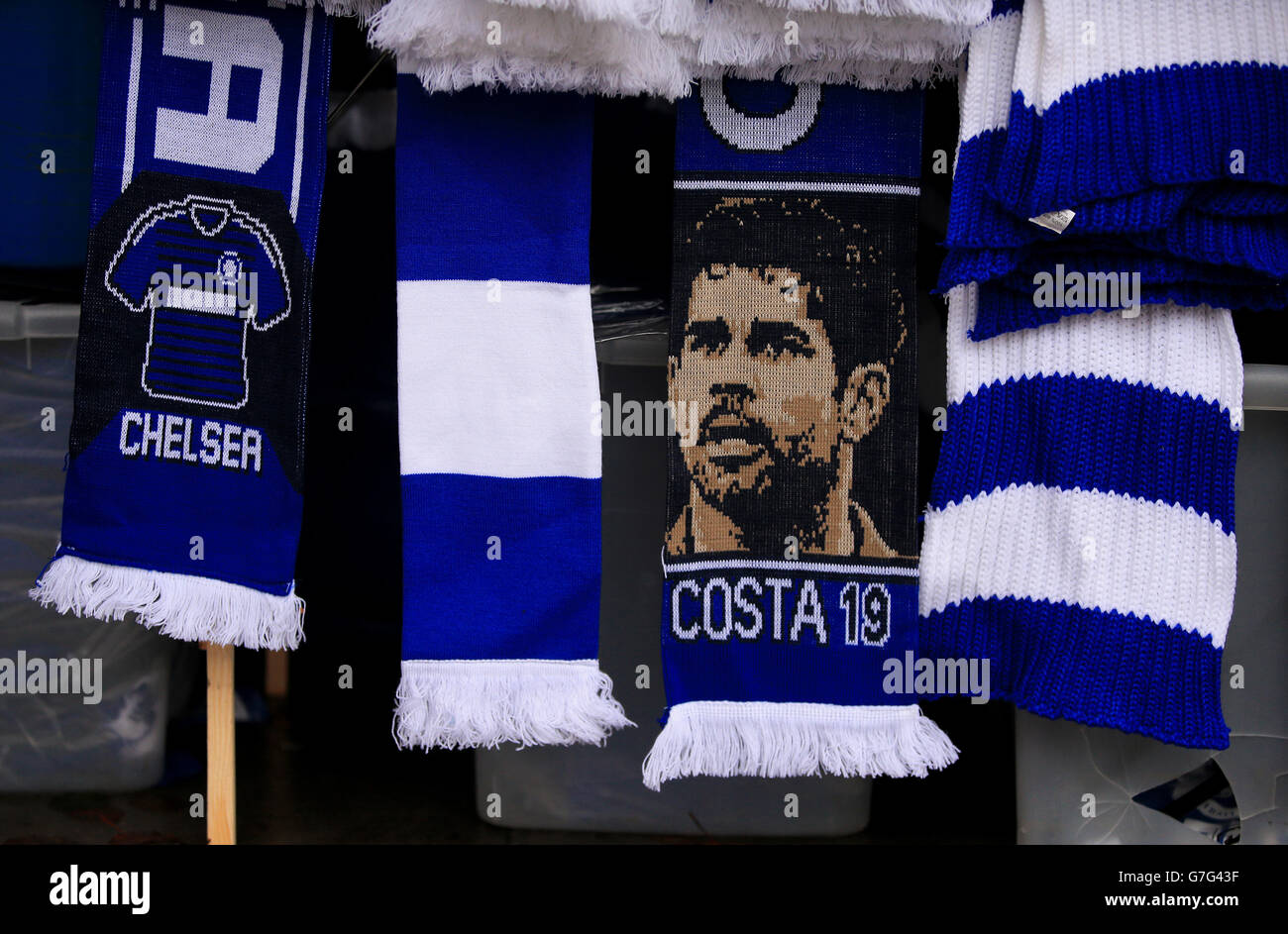 Chelsea-Schals zum Verkauf während des Spiels der Barclays Premier League in Stamford Bridge, London. DRÜCKEN SIE VERBANDSFOTO. Bilddatum: Samstag, 22. November 2014. Siehe PA Geschichte FUSSBALL Chelsea. Auf dem Foto sollte Nick Potts/PA Wire stehen. Stockfoto