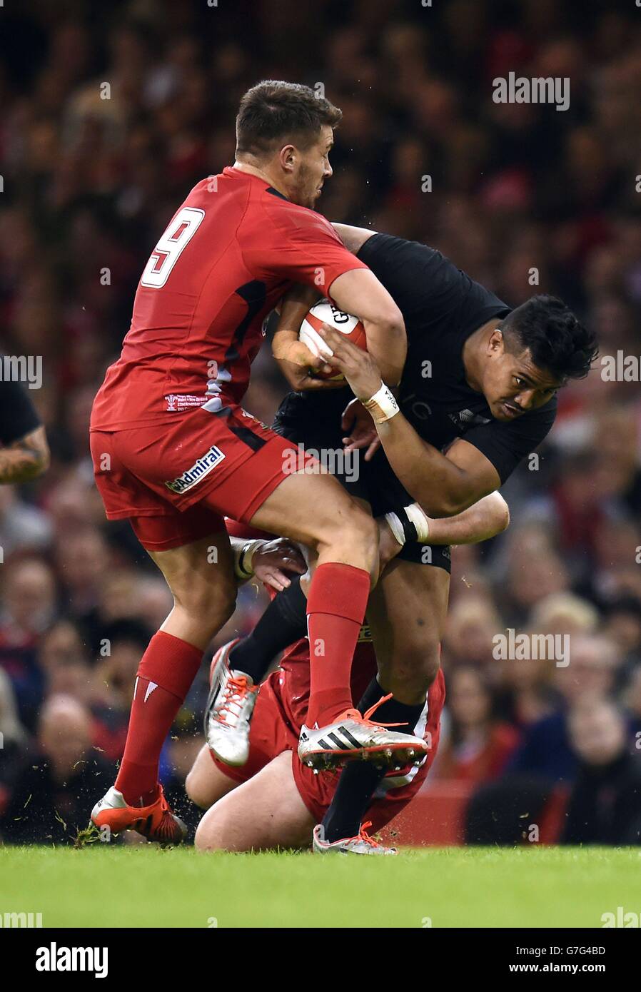 Der Neuseeländer Julian Savea wird im Millennium Stadium, Cardiff, von den Wales's Rhys Webb und Jamie Roberts beim Spiel der Dove Men Series angegangen. Stockfoto