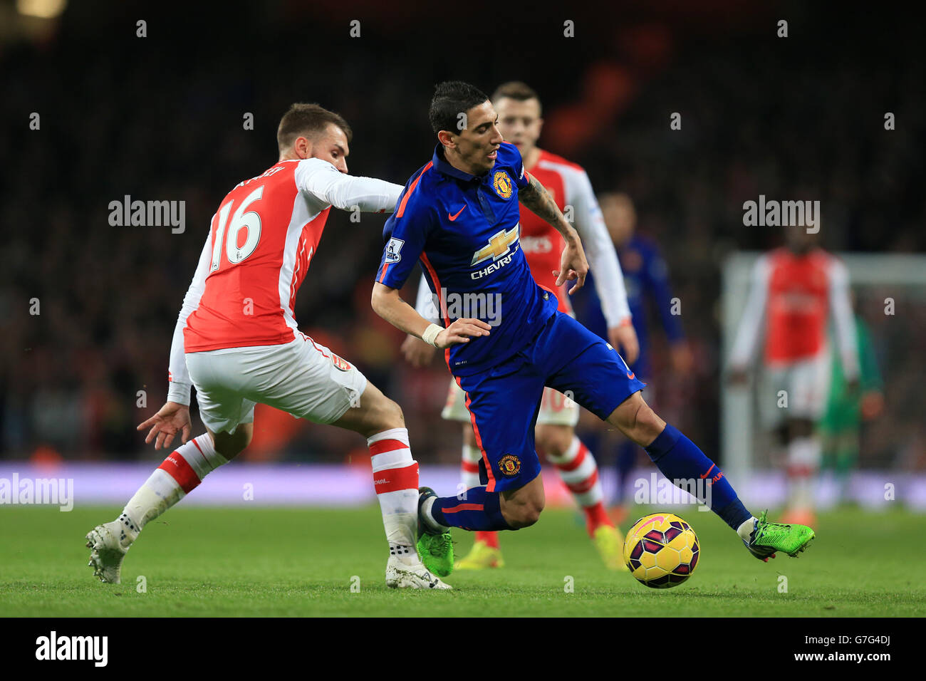 Aaron Ramsey (links) von Arsenal und Angel Di Maria von Manchester United kämpfen während des Spiels der Barclays Premier League im Emirates Stadium in London um den Ball. DRÜCKEN Sie VERBANDSFOTO. Bilddatum: Samstag, 22. November 2014. Siehe PA Geschichte FUSSBALL Arsenal. Bildnachweis sollte Mike Egerton/PA Wire lesen. . . Stockfoto