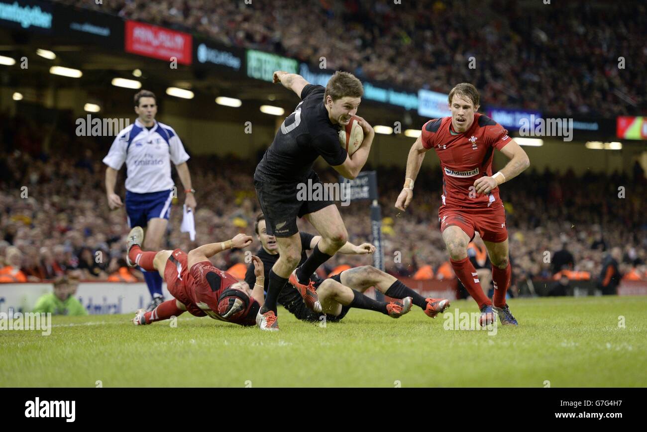 Rugby Union - Dove Men Series 2014 - Wales / Neuseeland - Millennium Stadium. Der Neuseeländer Beauden Barrett läuft im Millennium Stadium, Cardiff, um beim Spiel der Dove Men Series im fünften Versuch seiner Mannschaft zu Punkten. Stockfoto