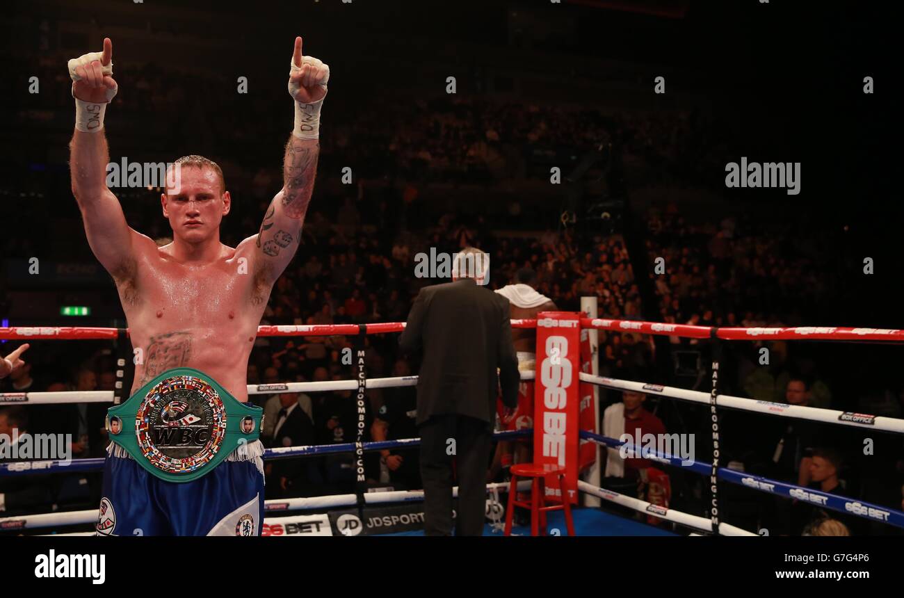 George Groves feiert seinen Sieg, nachdem er Denis Douglin in der siebten Runde während des WBC Silver Super Middleweight Titelkampfs in der Liverpool Echo Arena in Liverpool niedergeschlagen hat. Stockfoto