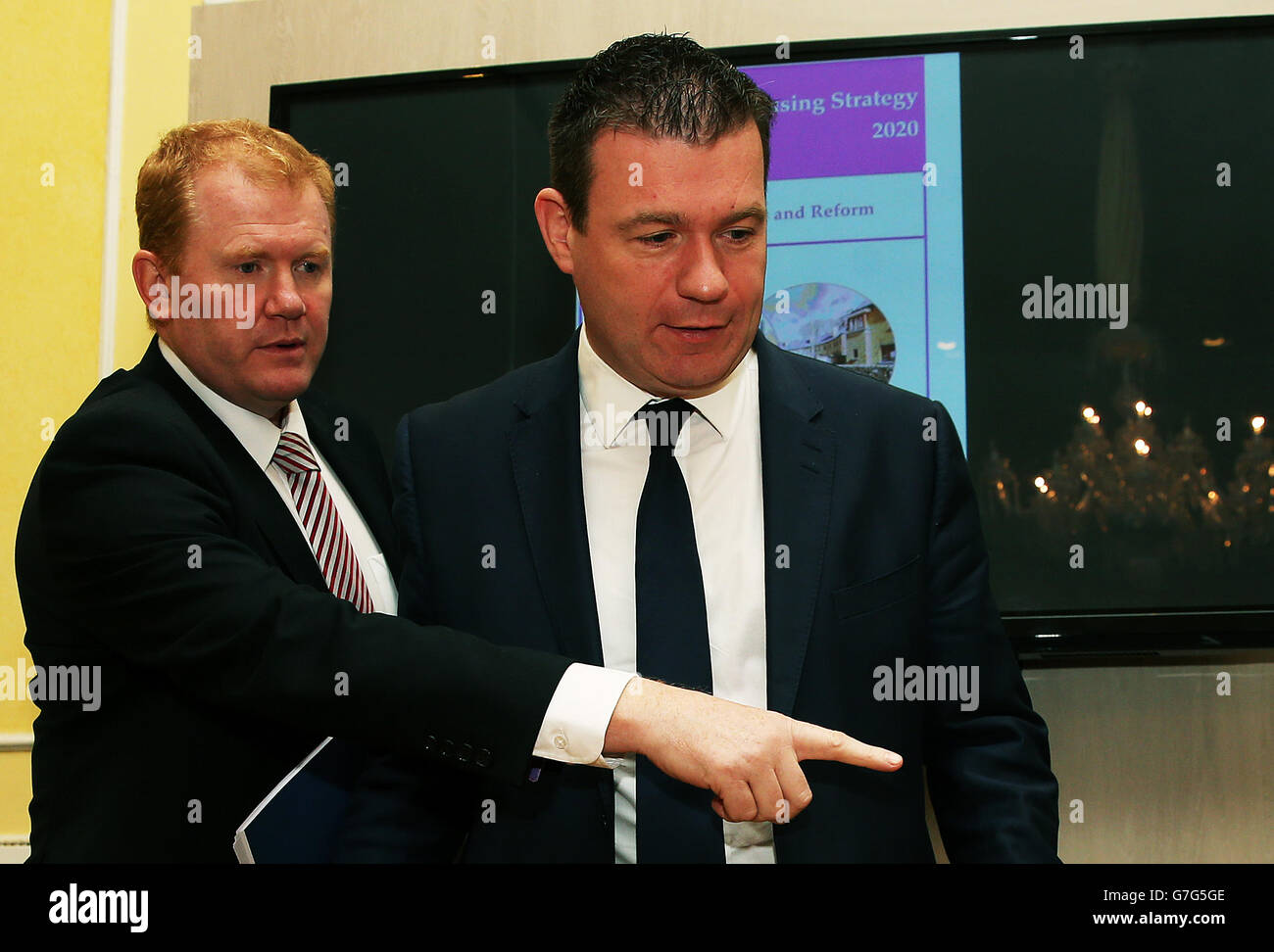 Umweltminister Alan Kelly (rechts) und Paudie Coffey, Staatsminister im Umweltministerium, bei der Einführung der sozialen Wohnungsbaustrategie im Custom House, Dublin. Stockfoto