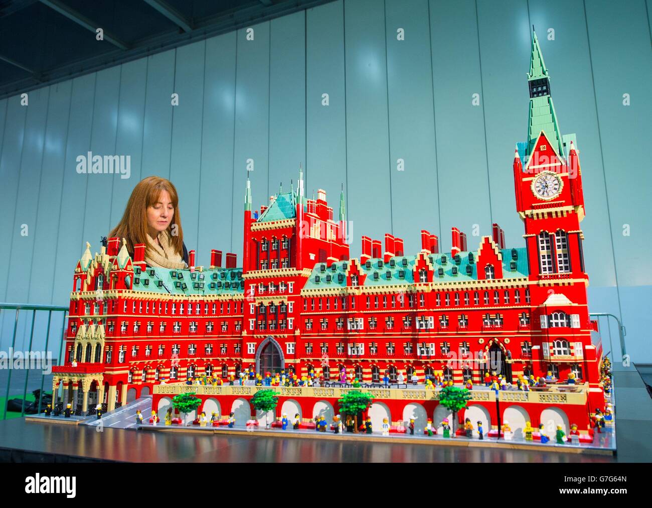 Die Ausstellerin Michelle Dobson betrachtet ein Lego-Modell der St Pancras Station, das von Warren Elsmore im Rahmen der Brick 2014 Lego-Ausstellung im Excel London vom 27. Bis 30. November gebaut wurde. Stockfoto