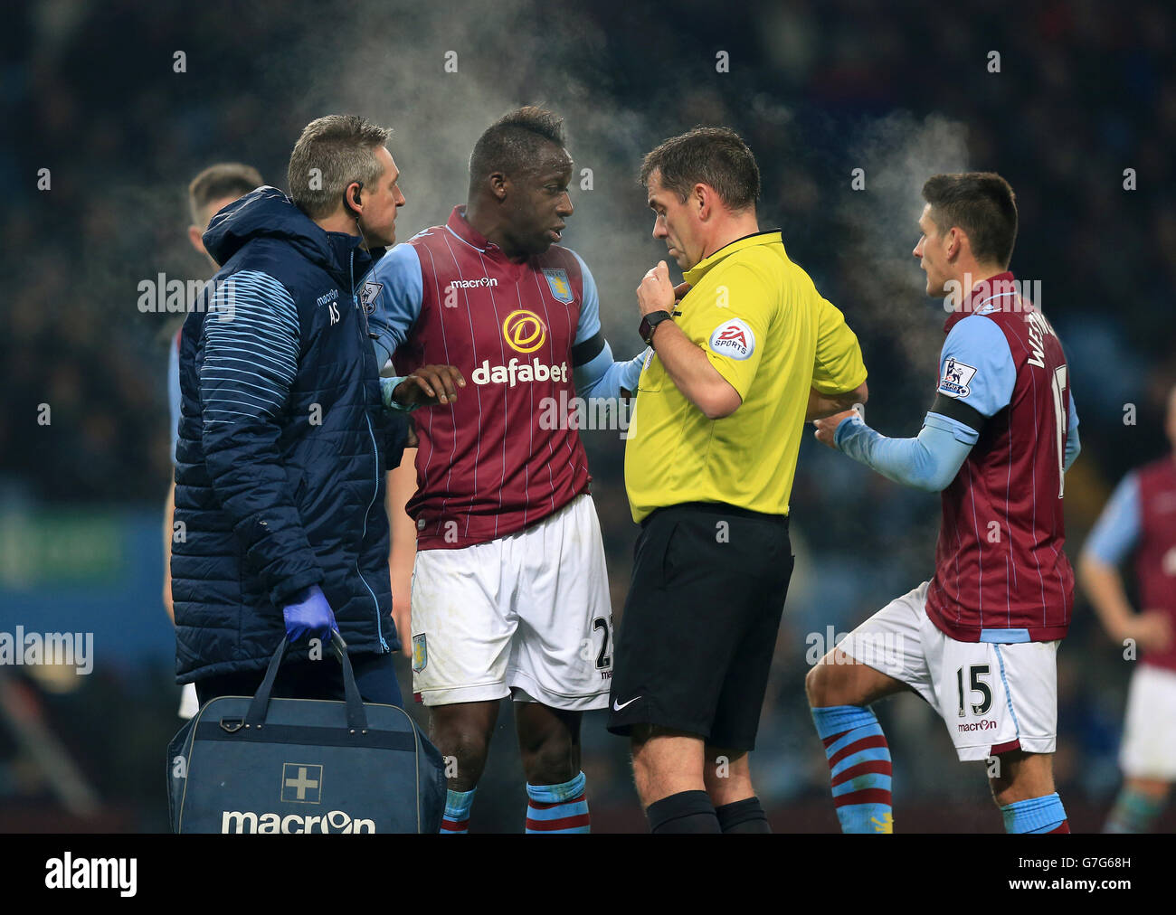 Fußball - Barclays Premier League - Aston Villa gegen Southampton - Villa Park. Aly Cissokho von Aston Villa mit Matchschiedsrichter Phil Dowd Stockfoto