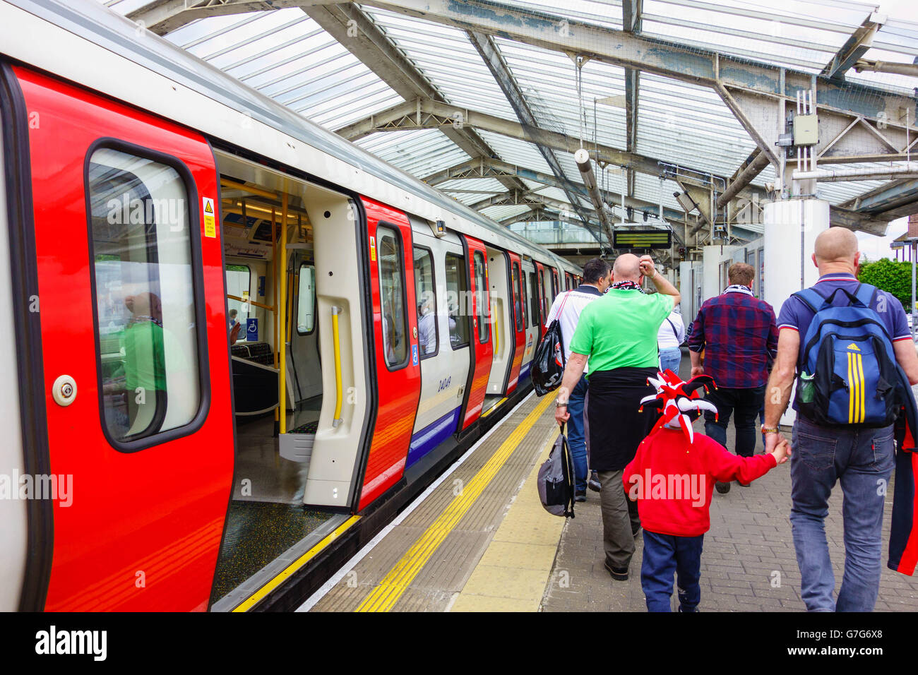 Passagiere, die das Rohr auf Wembley Park Middlesex aussteigen Stockfoto