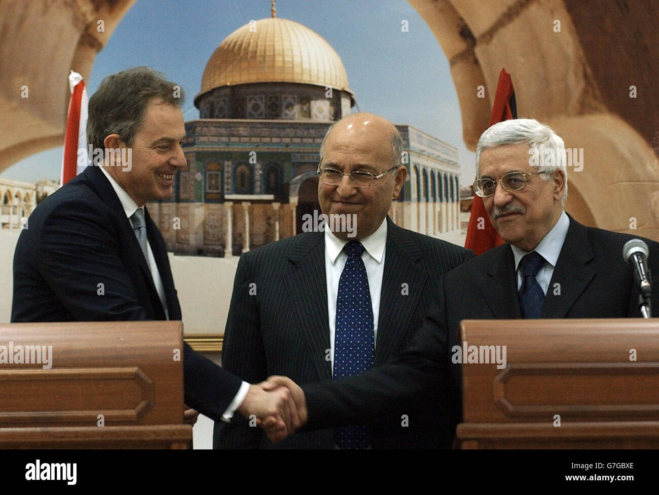 Tony Blair schüttelt Mahmoud Abbas, (links) Vorsitzender der PLO, die Hände im Mukataa, dem Präsidentengelände der PLO. Stockfoto
