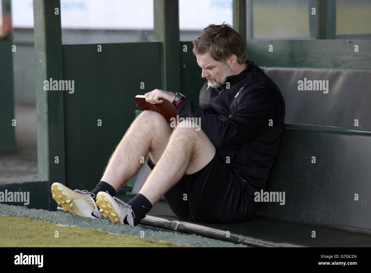 Fußball - Sky Bet League One - Yeovil Town / Coventry City - Huish Park. Steven Pressley, Manager von Coventry City, macht sich vor dem Spiel Notizen zum Dugout Stockfoto