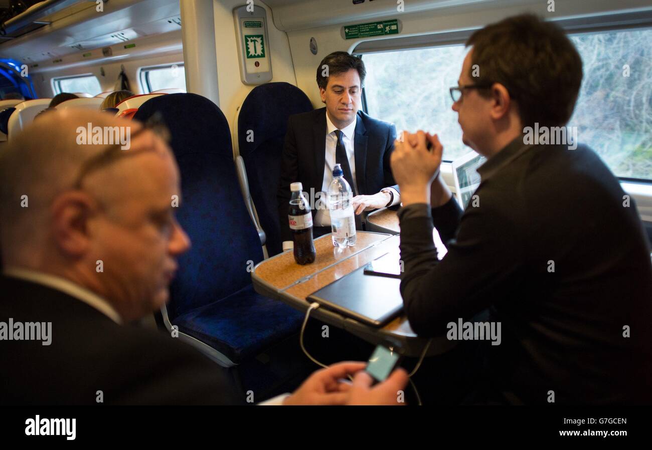 Der Gewerkschaftsführer Ed Miliband nimmt einen Zug nach London, nachdem er eine Rede über die Pläne seiner Partei für den NHS in Sale bei Manchester gehalten hat. Stockfoto