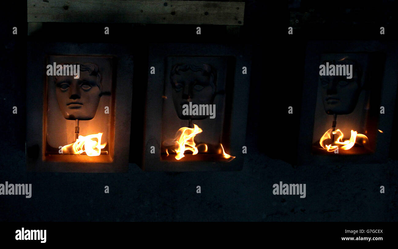 Mitarbeiter der New Pro Foundries in West Drayton, West London, bereiten die Formen für die Bronzeguss-Formen für die EE BAFTA Film Awards vor. Stockfoto