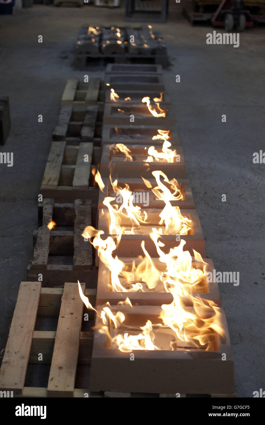 Mitarbeiter der New Pro Foundries in West Drayton, West London, bereiten die Formen für die Bronzeguss-Formen für die EE BAFTA Film Awards vor. Stockfoto