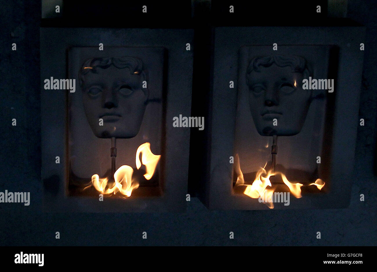 Mitarbeiter der New Pro Foundries in West Drayton, West London, stellen die Bronzeguss für die EE BAFTA Film Awards her. Stockfoto