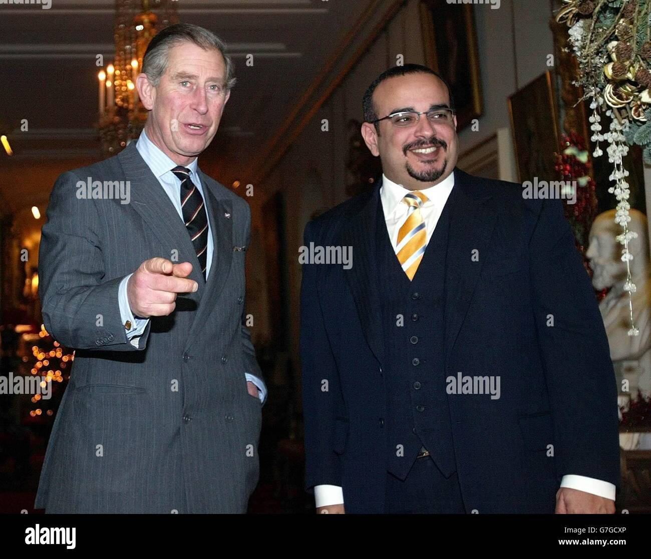 Der britische Prinz Charles (L) begrüßt den Kronprinzen von Bahrain, Shaikh Salman bin Hamad, im St. James Palace, London. Die Fürsten trafen sich zu einer kurzen Gesprächsrunde. Stockfoto