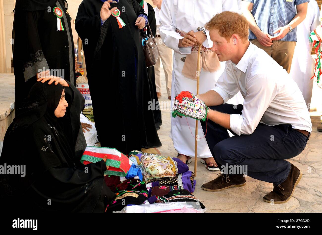 Prinz Harry studiert handgemachtes Handwerk von einheimischen Frauen während eines Besuchs im Nizwa Fort in Oman, am zweiten Tag seines dreitägigen Besuchs im Nahen Osten. Stockfoto