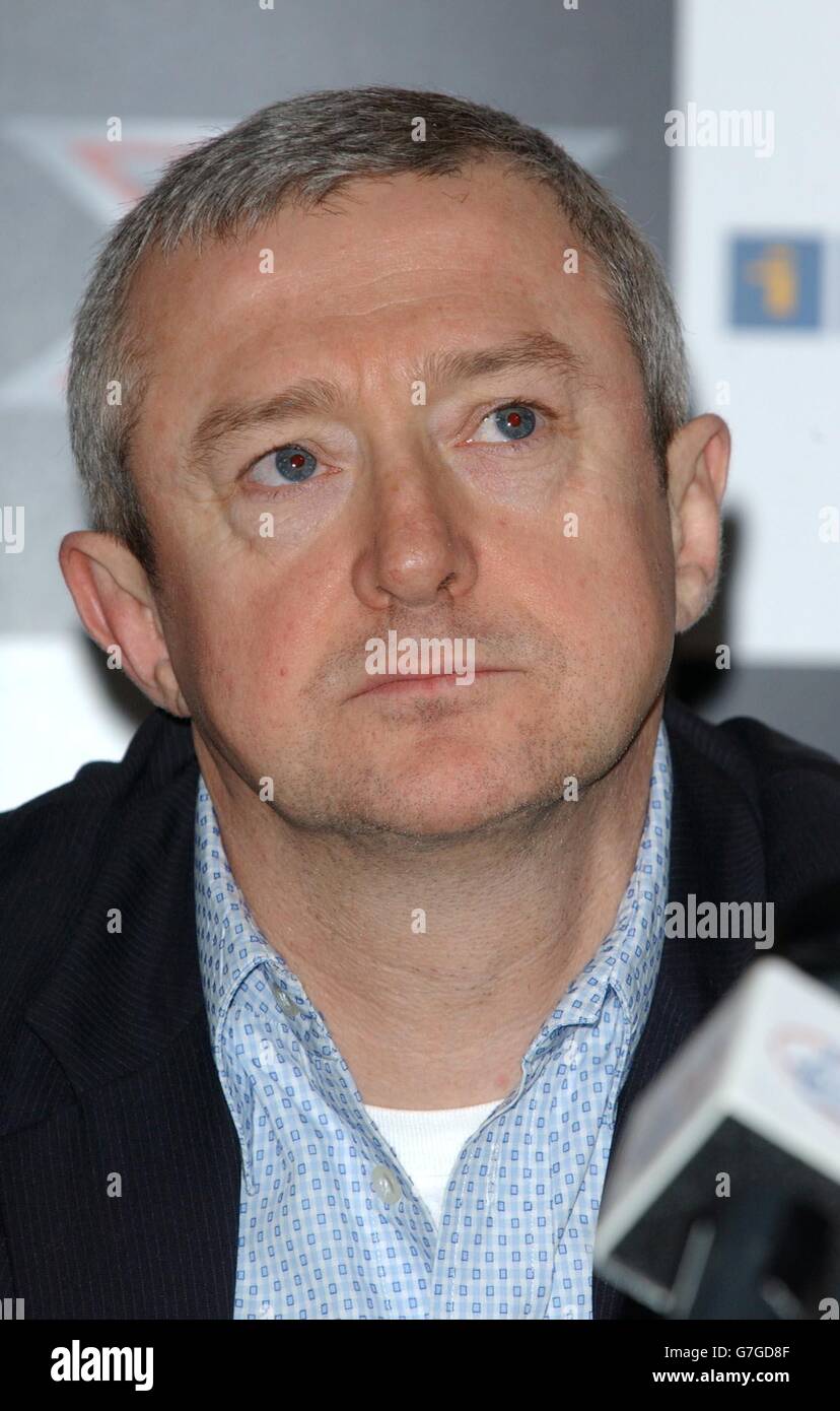 Louis Walsh während einer Pressekonferenz vor dem großen Finale der ITV-Talentshow The X Factor, die im Thames Television im Westen Londons stattfand. Stockfoto