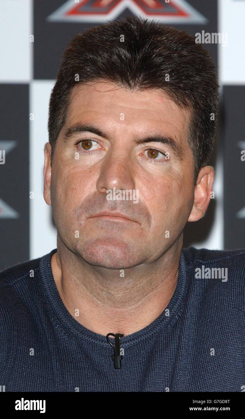 Simon Cowell während einer Pressekonferenz vor dem großen Finale der ITV-Talentshow The X Factor, die im Thames Television in West-London stattfand. Stockfoto