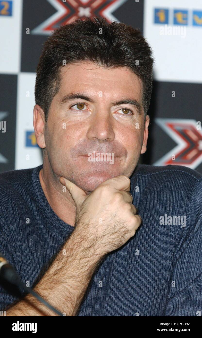 Simon Cowell während einer Pressekonferenz vor dem großen Finale der ITV-Talentshow The X Factor, die im Thames Television in West-London stattfand. Stockfoto