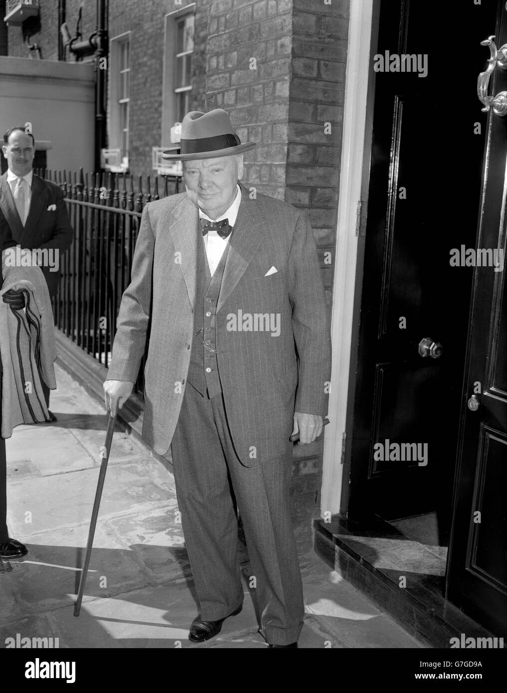 Sir Winston Churchill vor seinem Haus am Hyde Park Gate, bevor es zum Flughafen London geht. Er flog nach Nizza, um in Lord Beaverbrooks Villa in Cap-d'Ail zu bleiben. Stockfoto