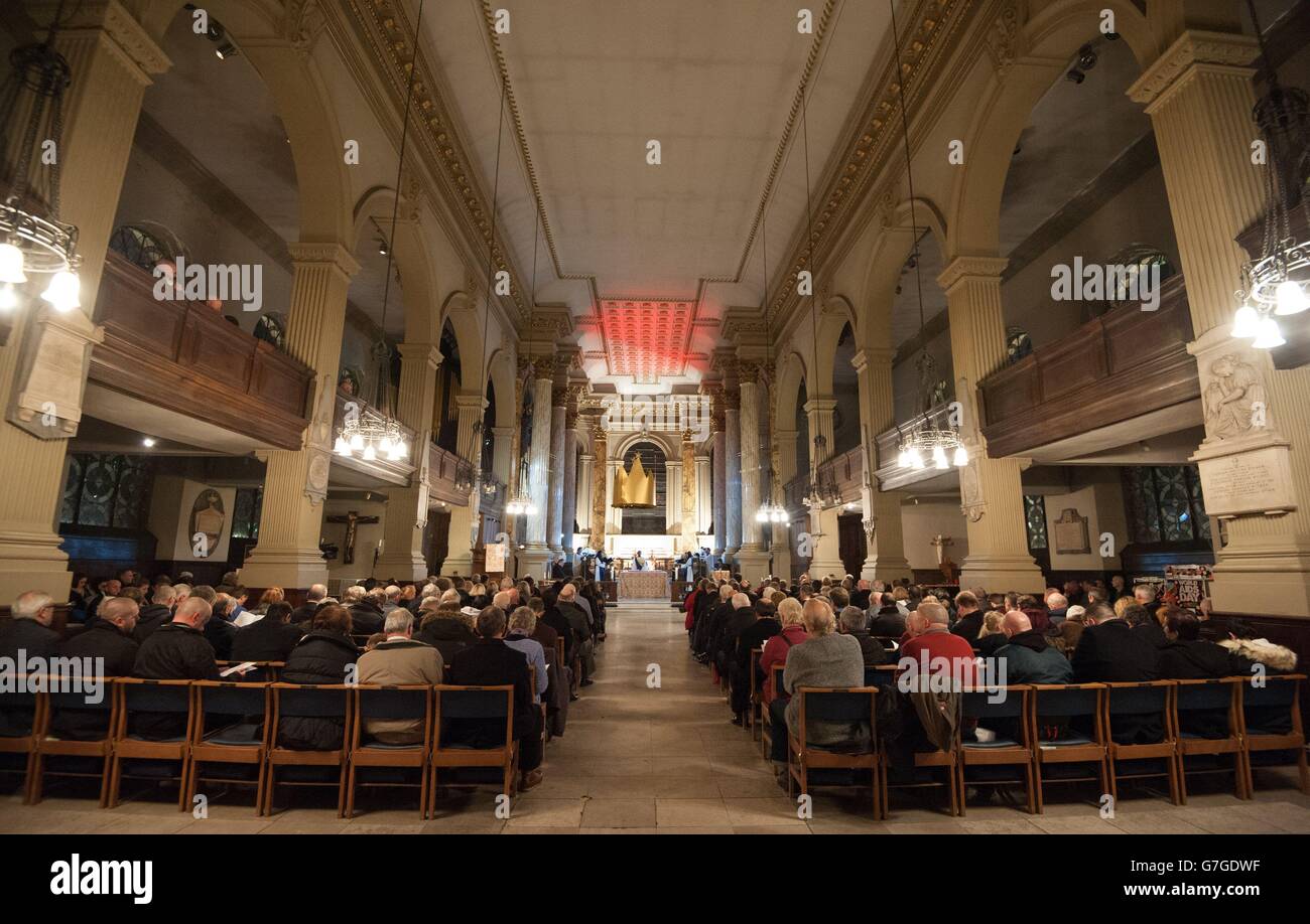 Während eines Gedenkgottesdienstes in der St. Philip's Cathedral, Birmingham, halten die 21 Menschen, die 1974 bei den Bombenanschlägen in der Kneipe von Birmingham ums Leben kamen, zwei Minuten Schweigen. Stockfoto