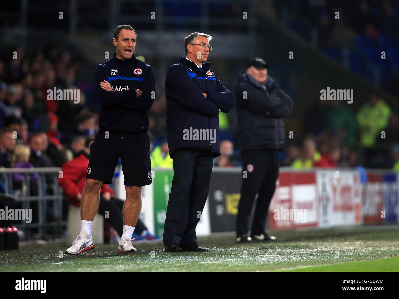 Reading Manager Nigel Adkins (Mitte) und sein Assistent Andy Crosby während des Sky Bet Championship Spiels im Cardiff City Stadium, Cardiff. DRÜCKEN SIE VERBANDSFOTO. Bilddatum: Freitag, 21. November 2014. Siehe PA Geschichte FUSSBALL Cardiff. Auf dem Foto sollte Nick Potts/PA Wire stehen. Stockfoto