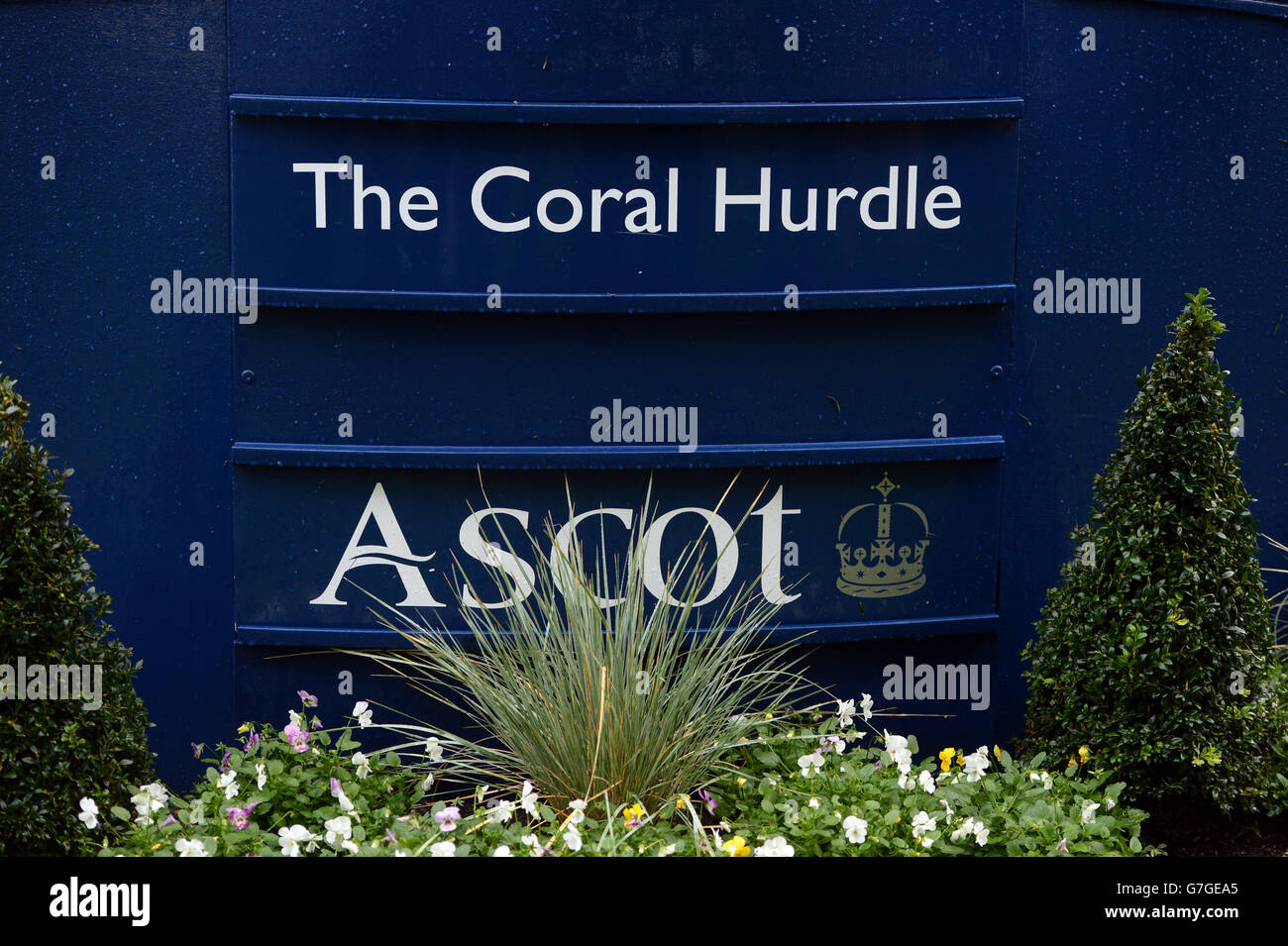 Coral Signage während des Coral Hurdle Race (Klasse 1) auf der Ascot Racecourse, Berkshire. Bilddatum: Samstag, 22. November 2014. DRÜCKEN Sie VERBANDSFOTO. RACING Ascot. Bildnachweis sollte lauten: Anthony Devlin/PA Wire. Die Nutzung unterliegt Einschränkungen. - keine kommerzielle oder werbliche Nutzung. Keine Privatverkäufe. Weitere Informationen erhalten Sie unter +44 (0)1158 447447. Stockfoto