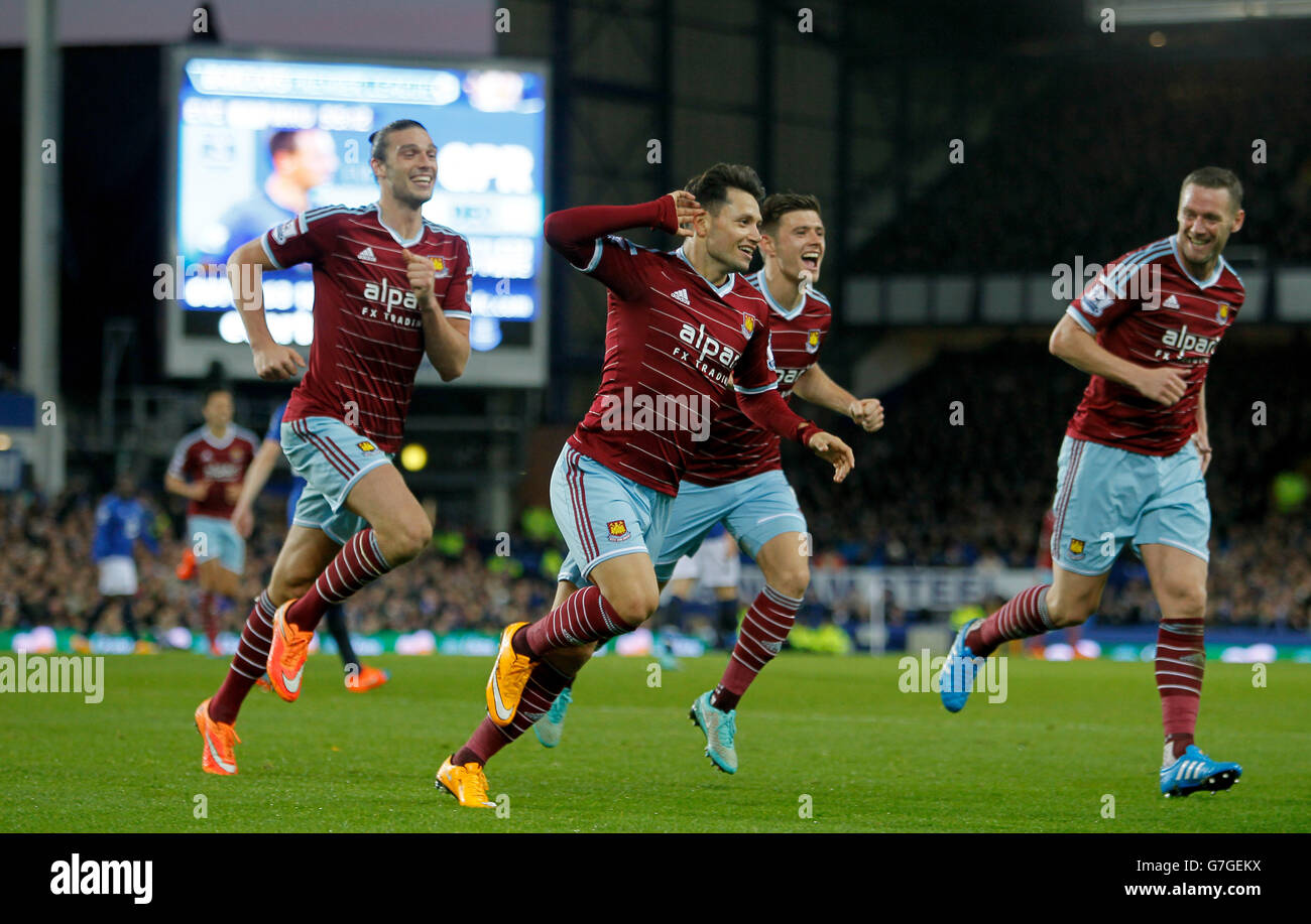 Fußball - Barclays Premier League - Everton gegen West Ham United - Goodison Park. Mauro Zarate, Center von West Ham United feiert seinen Ausgleich Stockfoto