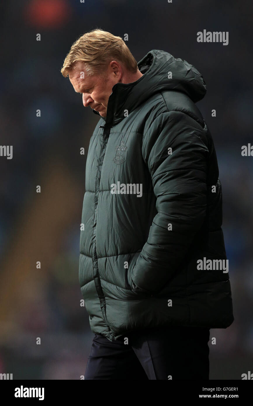 Fußball - Barclays Premier League - Aston Villa gegen Southampton - Villa Park. Southampton-Manager Ronald Koeman reagiert auf die erste Halbzeit Stockfoto