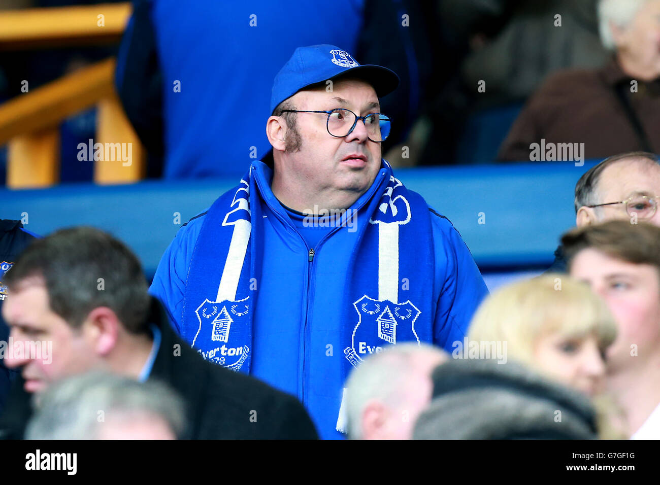 Fußball - Barclays Premier League - Everton gegen West Ham United - Goodison Park. Ein Everton-Fan auf der Tribüne. Stockfoto
