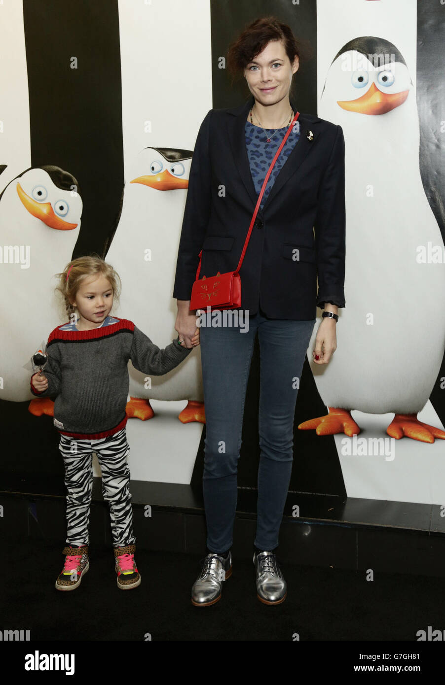 Jasmine Guinness und ihre Tochter Ruby Rainey kommen zu einer Vorführung von Pinguinen aus Madagaskar, im Vue West End in Leicester Square, London. Stockfoto