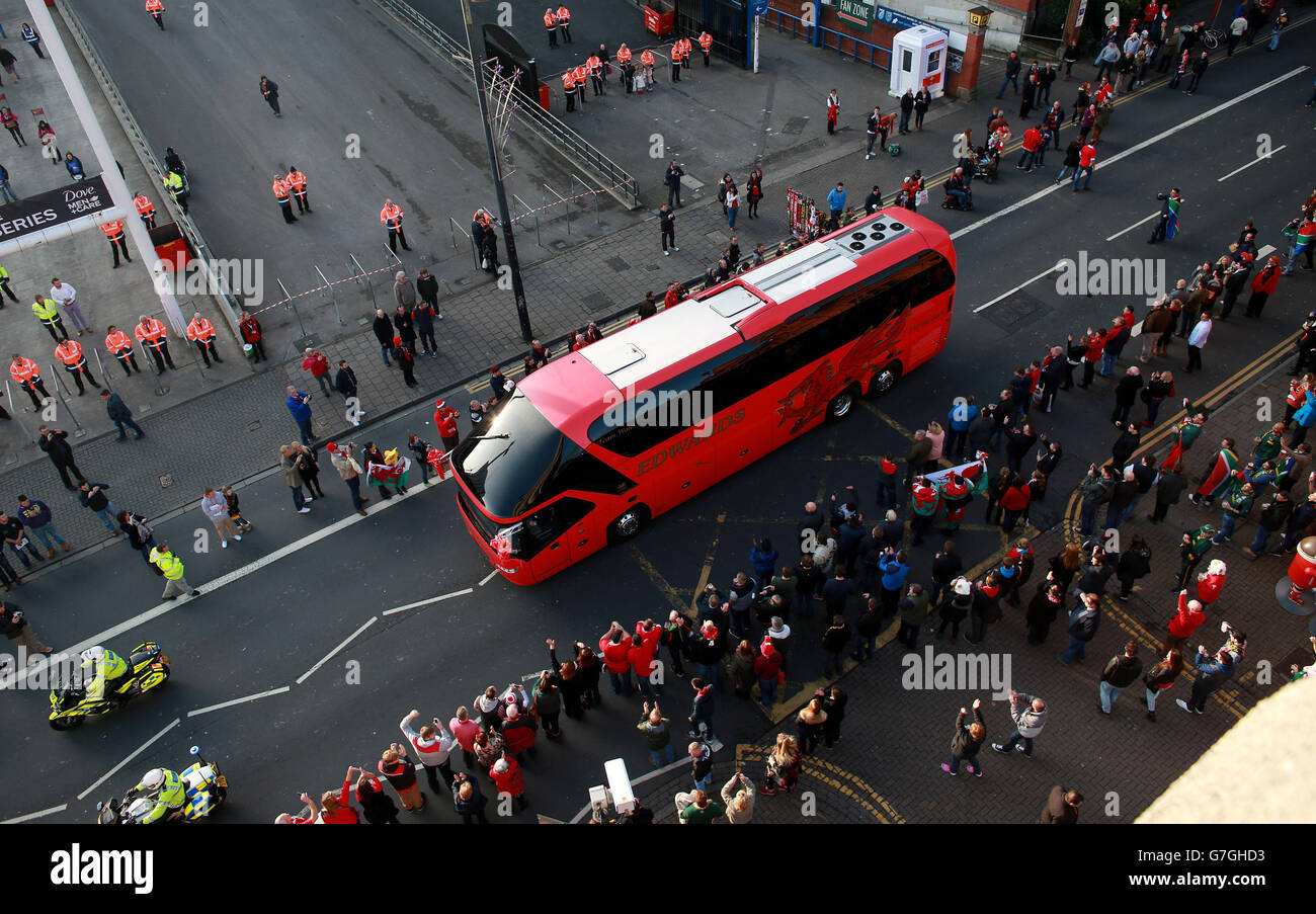 Der Wales-Mannschaftsbus kommt vor dem Spiel der Dove Men Series im Millennium Stadium in Cardiff an. Stockfoto