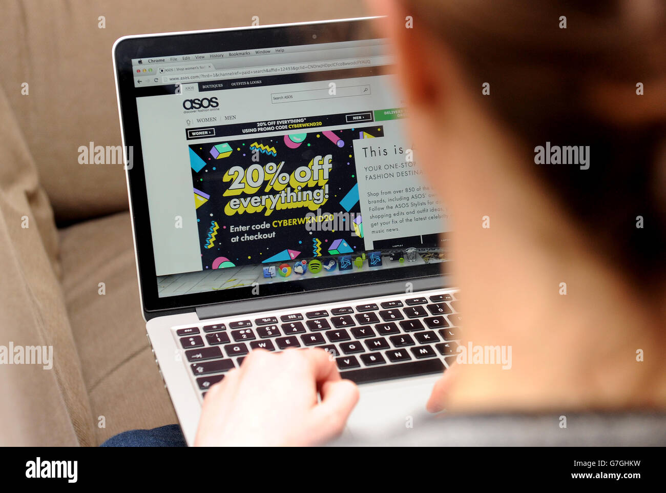 Online-Bestand Für Den Einzelhandel. Eine Frau nutzt einen Laptop, um die Asos-Website zu durchsuchen Stockfoto