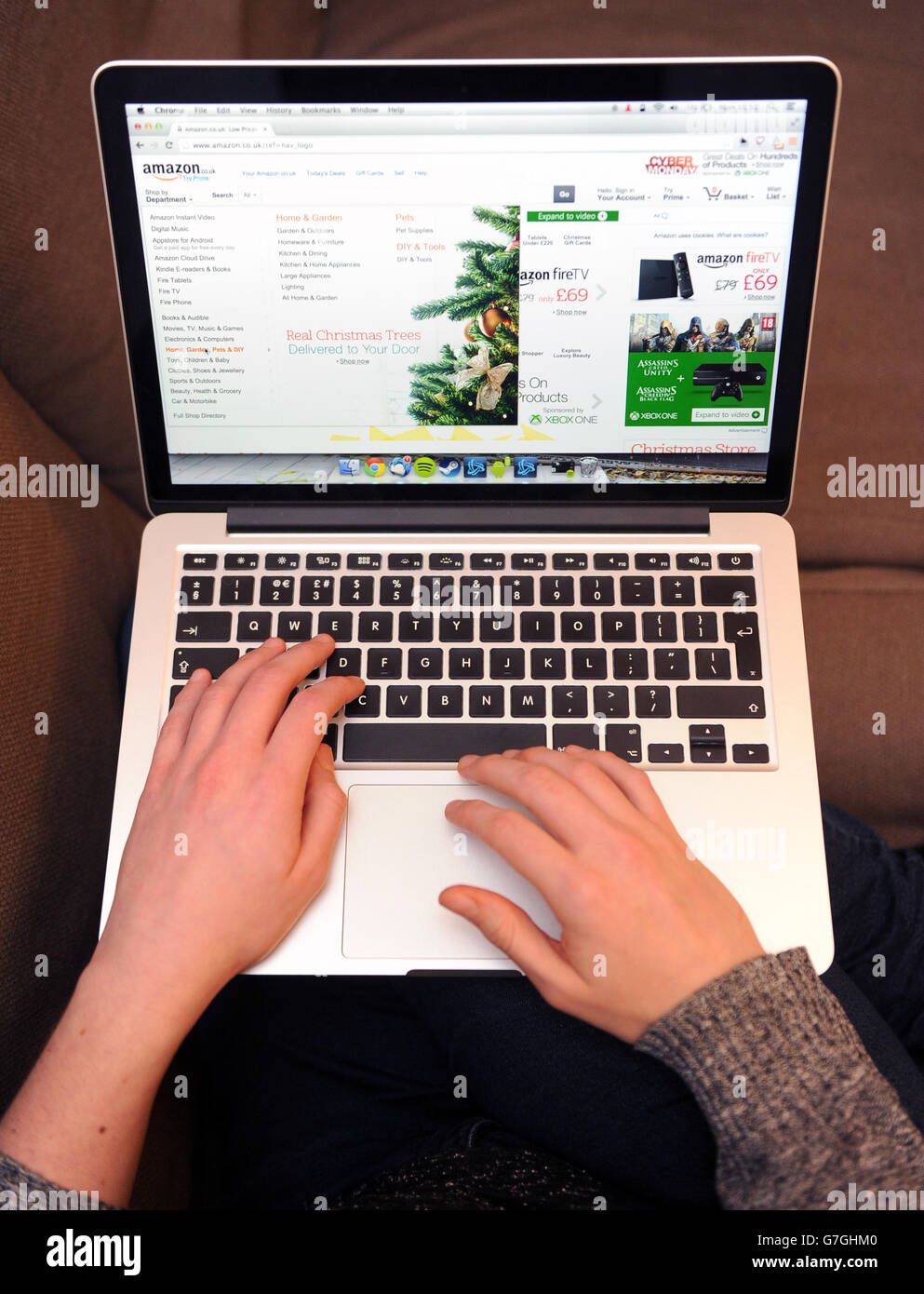 Eine Frau nutzt einen Laptop, um die Amazon-Website zu durchsuchen Stockfoto