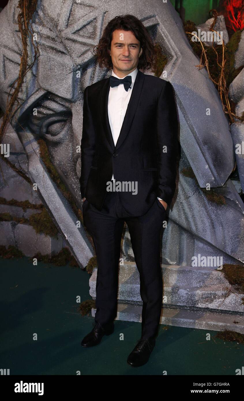Orlando Bloom kommt auf dem grünen Teppich zur Premiere von The Hobbit: Battle of the Five Armies auf dem Odeon Leicester Square im Zentrum von London an. Stockfoto Orlando Bloom kommt auf dem grünen Teppich zur Premiere von The Hobbit: Battle of the Five Armies auf dem Odeon Leicester Square im Zentrum von London an. Stockfoto