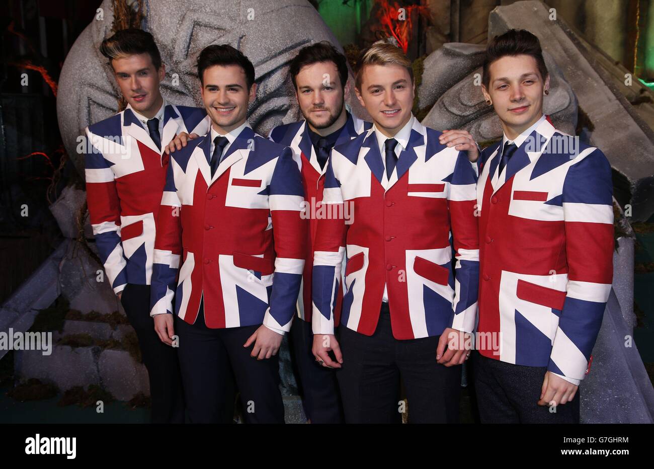 Collabro kommt auf dem grünen Teppich zur Premiere von The Hobbit: Battle of the Five Armies auf dem Odeon Leicester Square im Zentrum von London an. Stockfoto