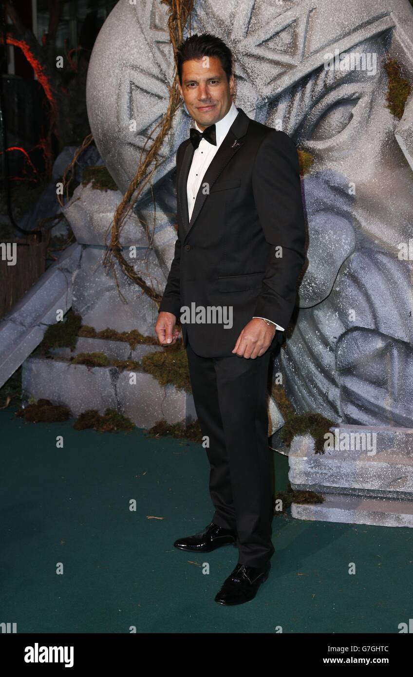 Manu Bennett kommt auf dem grünen Teppich zur Premiere von The Hobbit: Battle of the Five Armies auf dem Odeon Leicester Square im Zentrum Londons an. Stockfoto Manu Bennett kommt auf dem grünen Teppich zur Premiere von The Hobbit: Battle of the Five Armies auf dem Odeon Leicester Square im Zentrum Londons an. Stockfoto