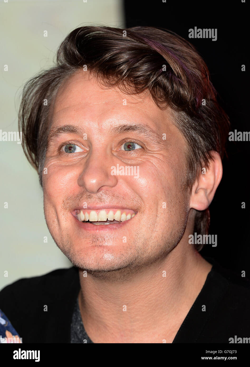 . Mark Owen und nehmen die signalen Kopien ihres neuen Albums III im HMV in der Oxford Street, London Stockfoto