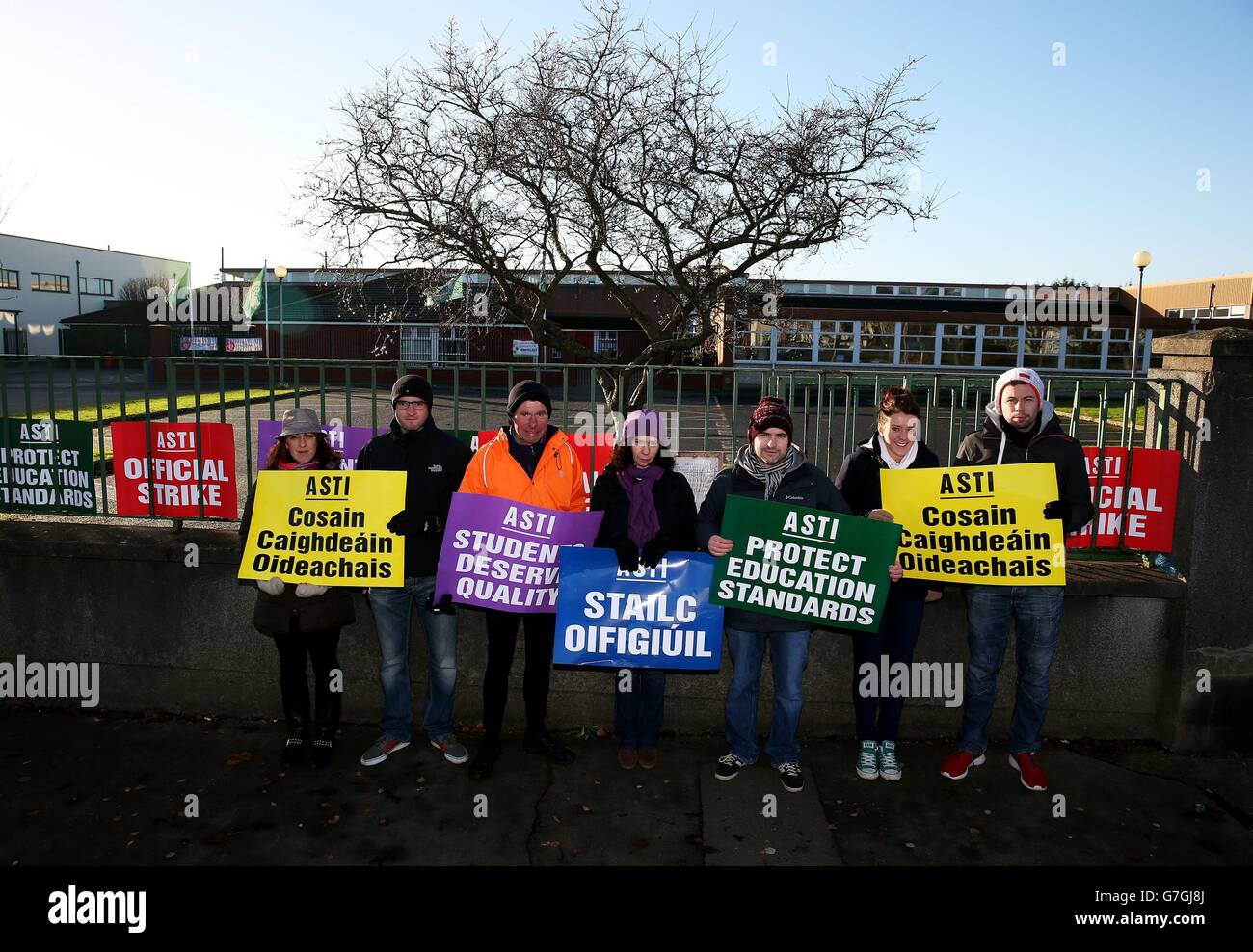 Lehrer außerhalb von St. Aidan's CBS in Whitehall, Dublin, als sekundäre Lehrer im ganzen Land über Änderungen an der Junior Cert demonstrieren. Stockfoto