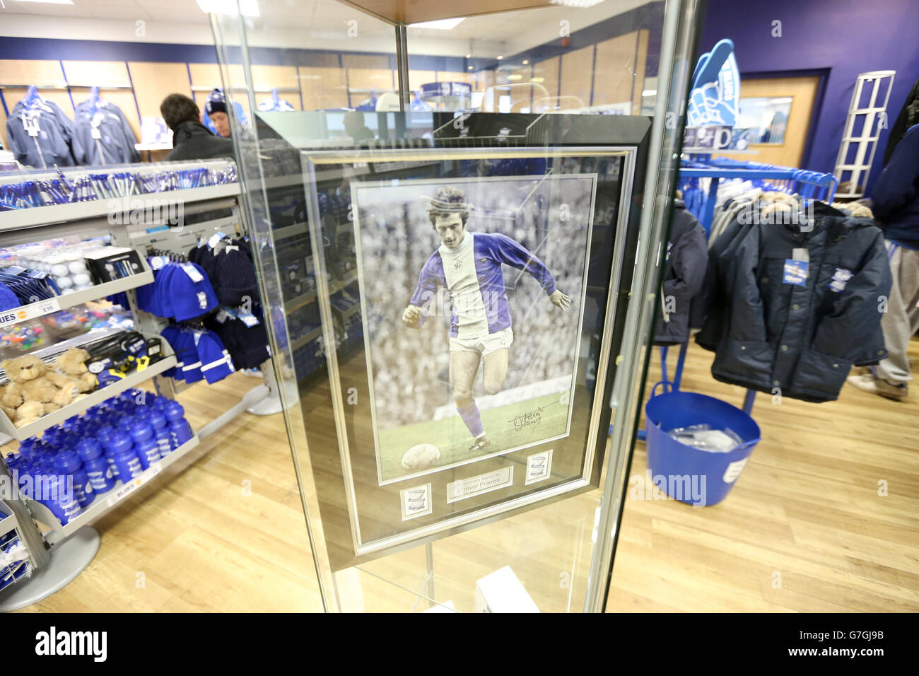 Fußball - Sky Bet Championship - Birmingham City / Nottingham Forest - St. Andrews. Ein signiertes und gerahmtes Bild von Trevor Francis, das im Club-Shop für Birmingham City spielt. Stockfoto