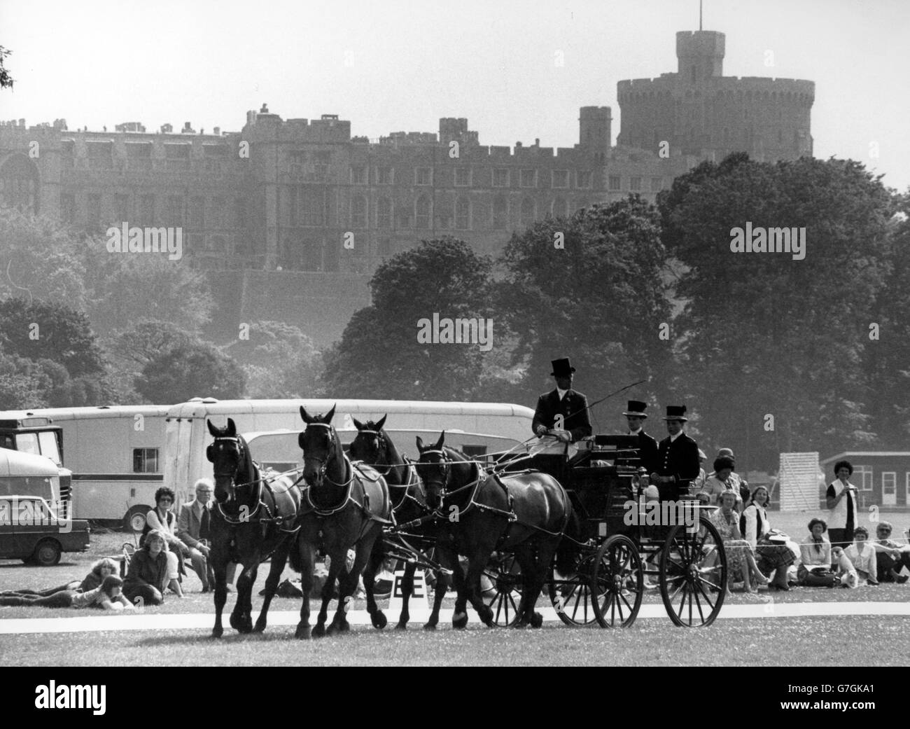 Prinz Philip fuhr mit dem Queen's Team of Bays im Windsor Great Park, als er während der Royal Windsor Horse Show an einem International Driving Grand Prix teilnahm. *Eingescannte Low-Res aus dem Druck, High-Res auf Anfrage* Stockfoto