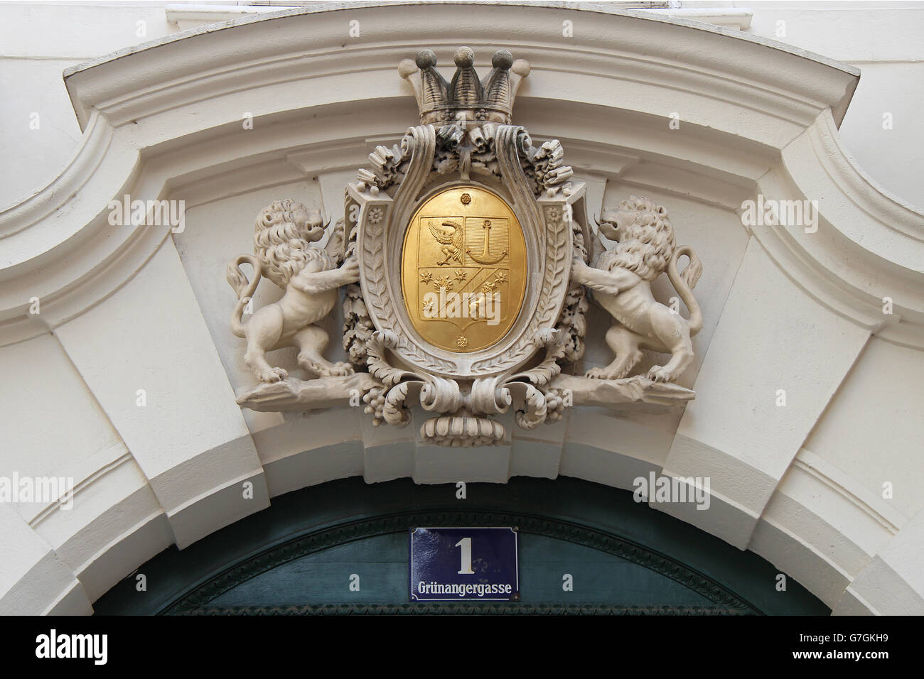 Geschnitzte Wappen an der Fassade des barocken Gebäudes in Wien (Österreich). Stockfoto