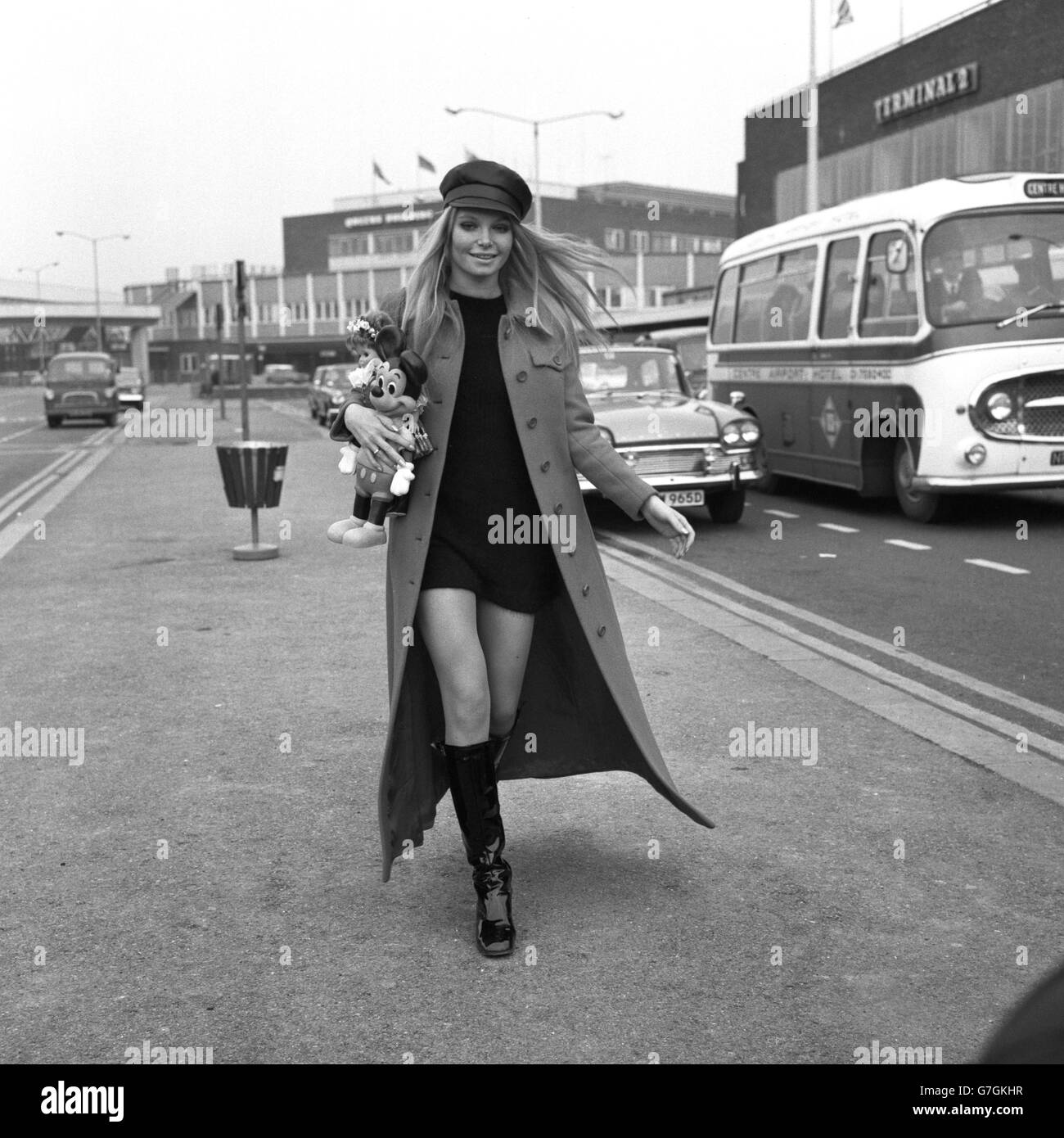 Miss World 1969 - Flughafen Heathrow, London. Die neue Miss World Eva Rüber-Staier am Flughafen Heathrow, wo sie in ihr Heimatland Österreich zurückflog. Stockfoto