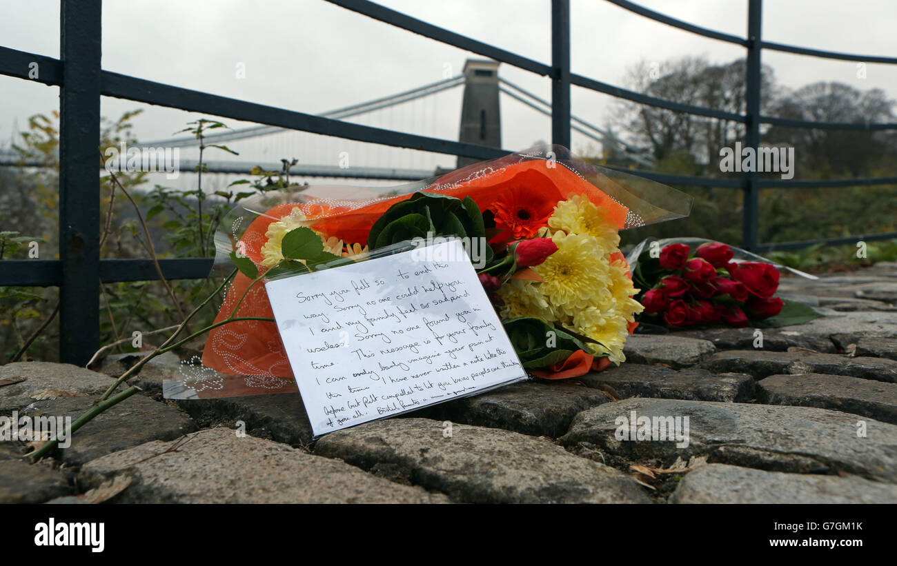 Blumen in der Nähe der Clifton Suspension Bridge in Bristol, wo bekannt gegeben wurde, dass die Entdeckung der beiden Körper in der Nähe der Avon Gorge von der vermissten Mutter Charlotte Bevan und ihrem neugeborenen Mädchen Zaani Tiana Bevan Malbrouck sind. Stockfoto