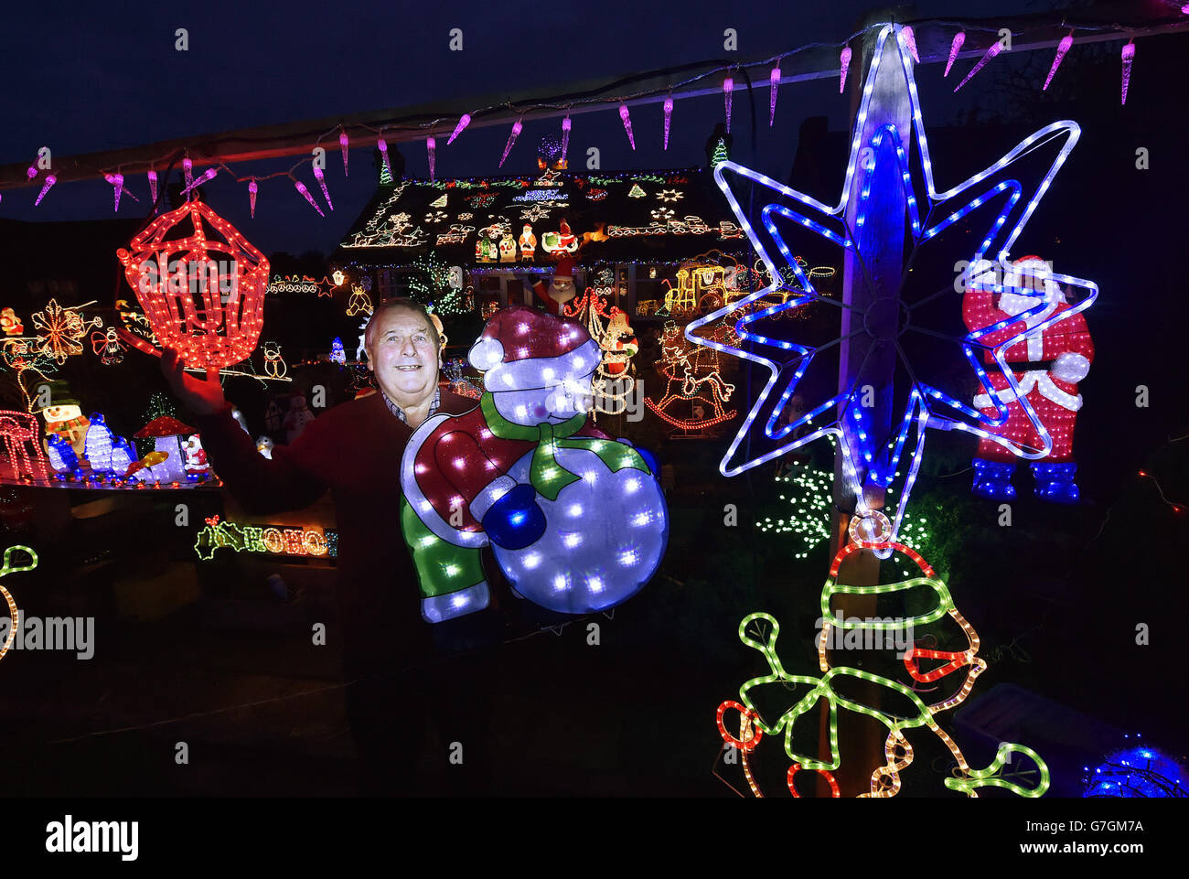 Eric Marshall, 75, aus Bagby, North Yorkshire zeigt stolz die Masse der Weihnachtslichter, die sein Haus schmücken. Stockfoto