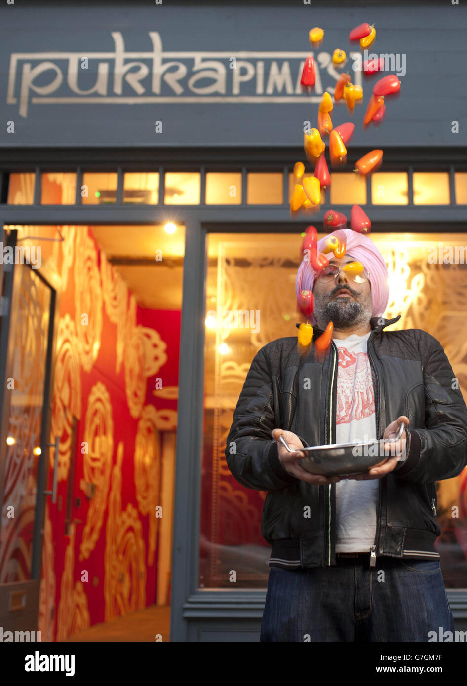 Der anglo-indische Koch und Komiker Hardeep Singh Kohli im Pop-up-Restaurant des Pukka Pimm an der Bethnal Green Road 133 im Osten Londons. DRÜCKEN SIE VERBANDSFOTO. Bilddatum: Donnerstag, 4. Dezember 2014. Laut Pimm's ist das größte Geheimnis für die Liebhaber von einem eigenen Haus im ganzen Land ein erfrischendes Glas Pimm's, das ihn zum perfekten Begleiter für ein indisches, indisches, indisches, indisches, indisches, indisches. Am Samstag, 6. Dezember 2014, von 12:00 Uhr bis 18:00 Uhr für die Öffentlichkeit geöffnet. Bildnachweis sollte lauten: David Parry/PA Wire Stockfoto