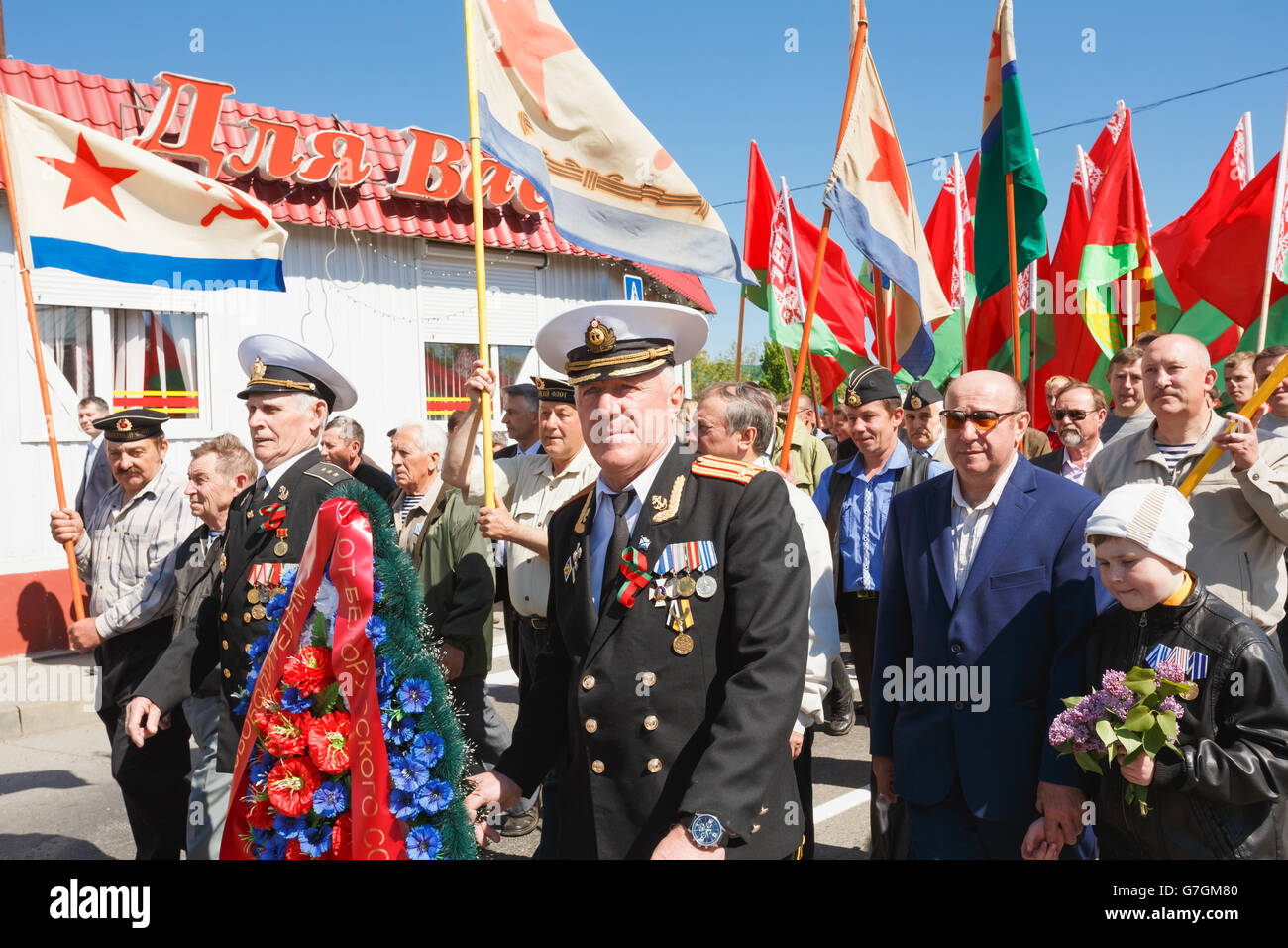 Dobrush (Region Gomel), BELARUS - 9. Mai 2014: Unidentified belarussischen Veteranen auf der Parade halten Kränze und Flaggen des G Stockfoto