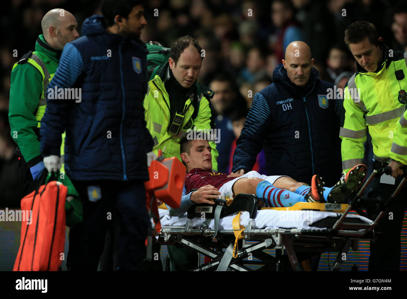 Fußball - Barclays Premier League - Aston Villa gegen Leicester City - Villa Park. Ashley Westwood von Aston Villa wird während des Spiels der Barclays Premier League in Villa Park, Birmingham, auf die Trasse gebracht. Stockfoto