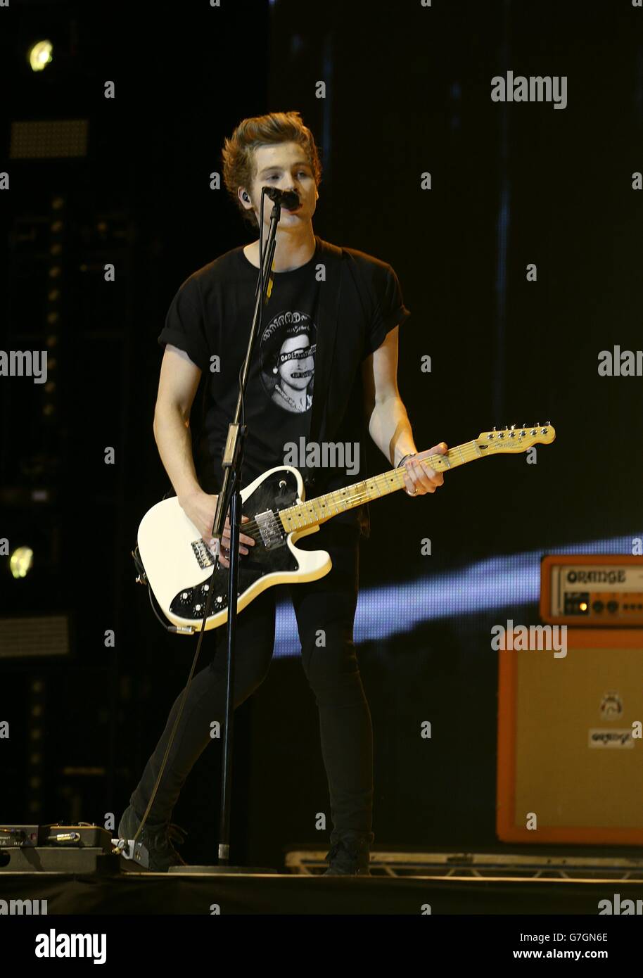 EXKLUSIVE Luke Hemmings von 5 Sekunden Sommer live auf der Bühne während der Capital FM Jingle Bell Ball 2014 in der O2 Arena, London statt Stockfoto