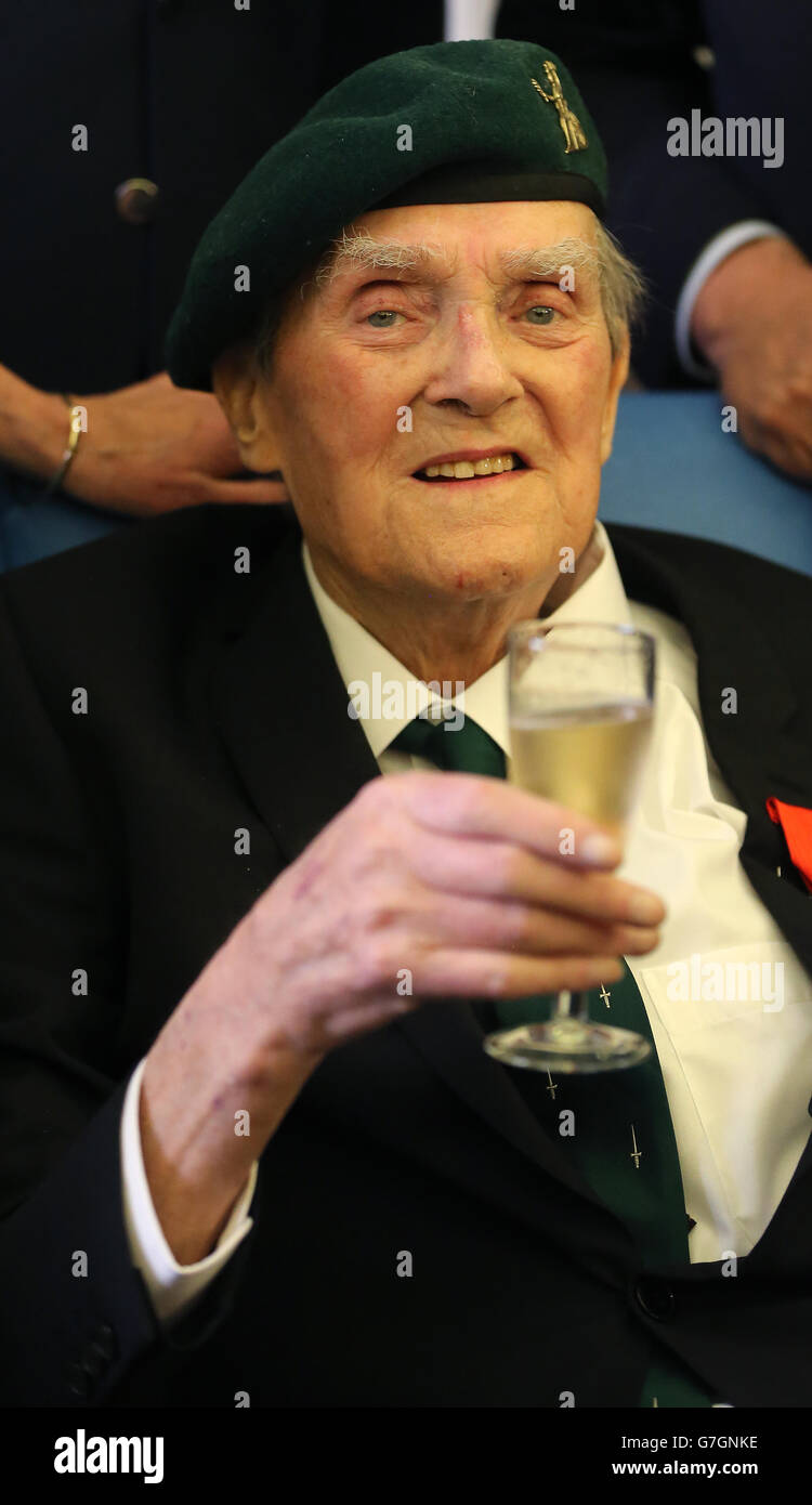 Pat Gillen, 89, einer der letzten überlebenden Veteranen des D-Day feiert, als er die Legion d'Honneur vom französischen Botschafter Jean-Pierre Thebault im Mercy Hospital in Cork empfängt. Stockfoto